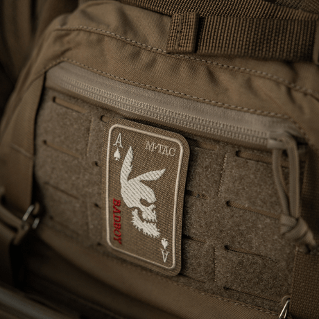 M-Tac Patch Bad Boy (Broderi) med kaninskranium på Ace of Spades-kort, broderad Cordura 500D, fäst med Velcro, 8x5 cm.