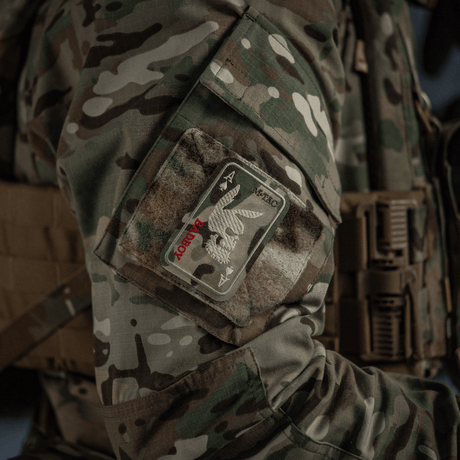 M-Tac Patch Bad Boy (Broderi) på kamouflagejacka med spader ess-motiv, kaninskranium. Broderad Cordura 500D, Velcro-fäste.