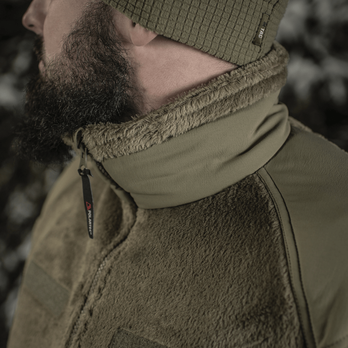 M-Tac Battle Fleece Polartec Jakke på person nærbillede, viser kraven og detaljer, ideel til militær og politibrug.