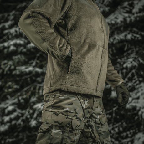M-Tac Battle Fleece Polartec Jakke i brug til militær i skovmiljø, med holdbarhed og komfort.