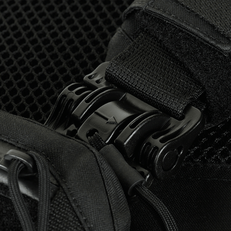 Närbild av M-Tac Plate Carrier Cuirass FAST QRS Gen.II med snabbspänne ROC på axelrem. Slitstarkt Cordura 500D.