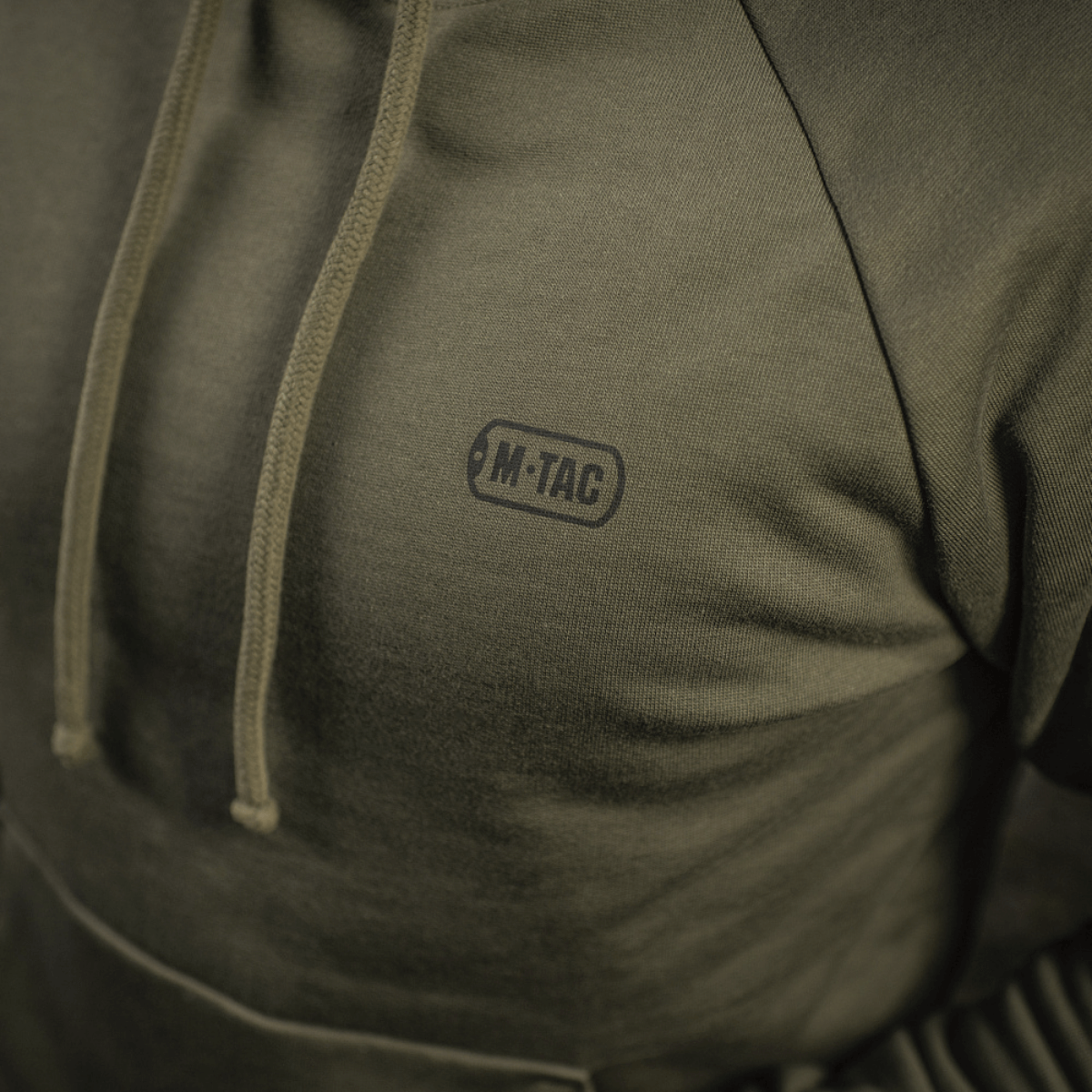M-Tac Cotton Raglan Hard Hoodie i 100% bomuld med fleecefor, stilfulde raglanærmer og kængurulomme. Perfekt til efterår og vinter.