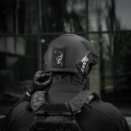 M-Tac Patch Face of War (Broderi) på hjälm med kraniesymbol, inspirerad av "dödskortet" från Vietnamkriget, fäst med Velcro.