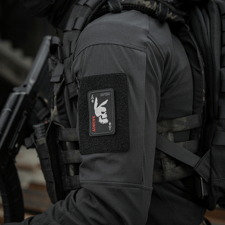 M-Tac Patch Bad Boy (Broderi) med spader ess-broderi, symboliserar karisma och mod, fäst på svart jacka med Velcro.
