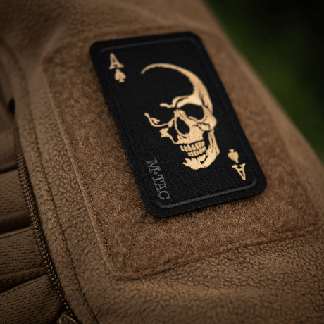 M-Tac Patch Face of War (Broderi) med kranium på spader ess, broderad på Cordura 500D, fästs med Velcro, 8.5 x 5.2 cm.