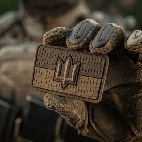 M-Tac patch Ukraine Flag med ZSU Trident PVC, hålls av en person, visar ukrainsk militär stolthet och nationellt arv i 3D-design