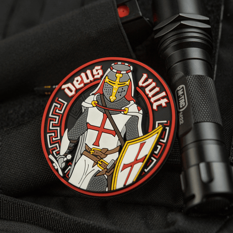 M-Tac Deus Vult 3D PVC-patch med tempelriddarmotiv, ideal för militär, airsoft och friluftsliv. Velcro-fäste ingår.