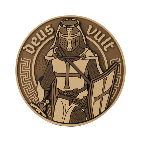 M-Tac Deus Vult 3D PVC-patch i brunt med riddarmotiv och texten 'Deus Vult' i 3D-design, lämplig för militär och friluftsliv.