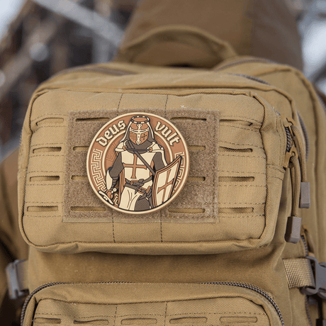 M-Tac Deus Vult 3D PVC-patch fäst vid ryggsäck med Velcro, visar 3D-design och texten 'Deus Vult', lämplig för militär och airsoft.