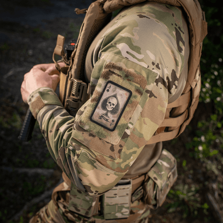 M-Tac Patch Ace of Spades moralepatch med dödskalle, monterad på uniform, framhäver stridsanda och stil. Cordura 500D, 87x54 mm, Velcro.