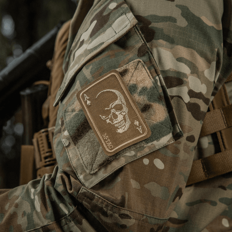 M-Tac Patch Face of War (Broderi) broderat kraniesymbol på spader ess-kort, Cordura 500D, fäst med Velcro på kamouflagekläder.