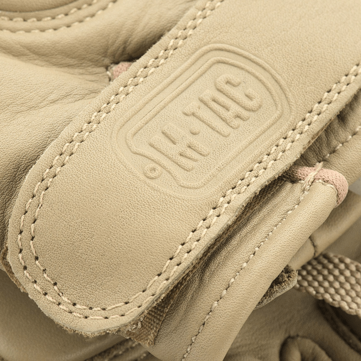 M-Tac Fingerløse Handsker Assault Tactical Mk.1 med forstærket læderhåndflade for sikre greb og beskyttelse, taktisk brug.