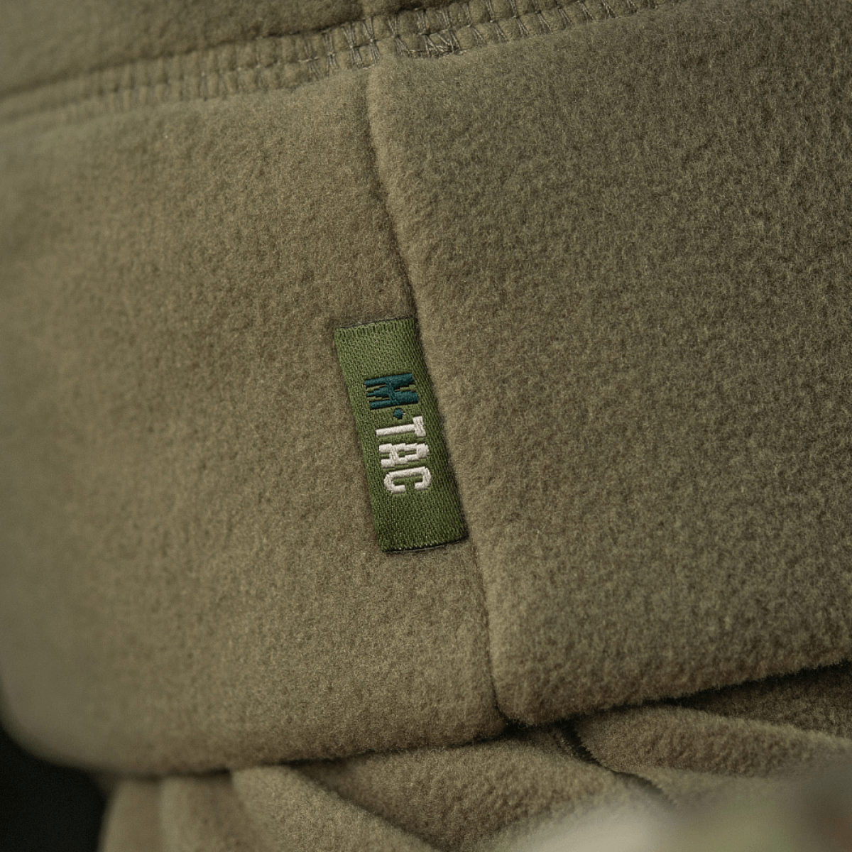 M-Tac Fleece Polartec Watch Cap i slidstærk Polartec® 200 Series fleece med grøn mærkat, ideel til kolde vejrforhold.
