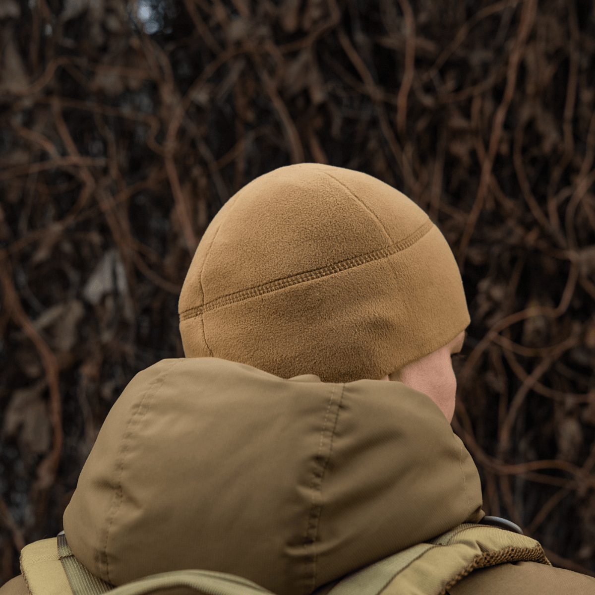 M-Tac Fleece Watch Cap Light Polartec vinterhue i brug, ses bagfra, bæres under overtøj, fremhæver den bløde Polartec fleece.