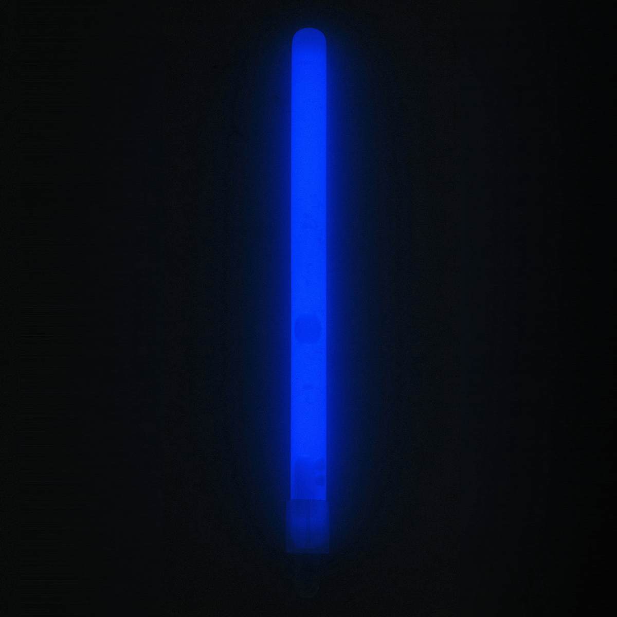 M-Tac Glow Stick 15 cm lyser blåt, selvstændig lyskilde til mørke, sikker og ikke-giftig, perfekt til markering og signalering.