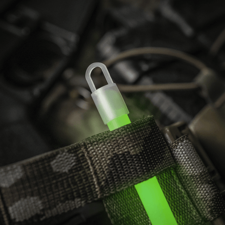 M-Tac Glow Stick 15 cm i bruk för markering, perfekt för mörka omgivningar och signalering, upp till 24 timmars ljus.
