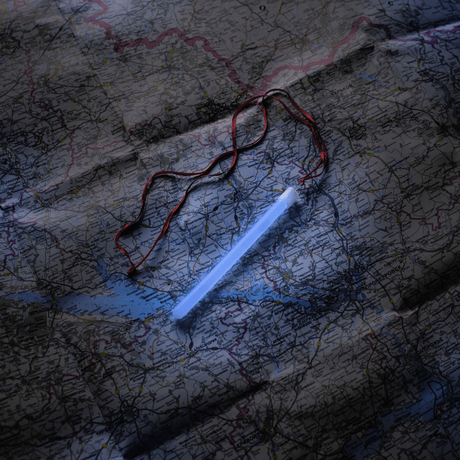 M-Tac Glow Stick 15 cm på ett kort, idealisk för att belysa mörka områden och säker lång hållbarhet i nödsituationer.