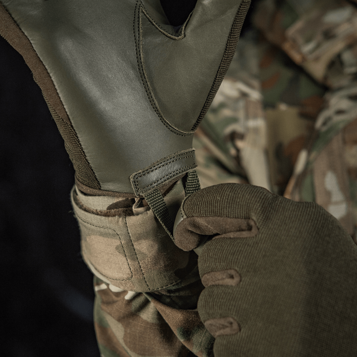 M-Tac Handsker Police i syntetiske materialer og læder med polstrede zoner og justerbar velcro til politiets sikkerhedsarbejde.