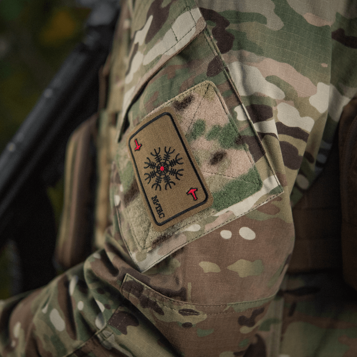 M-Tac Patch Kort Helm of Horror (Broderi) med ægishjálmur symbol på camouflage tøjarm, Cordura 500D, slidstærkt og holdbart.