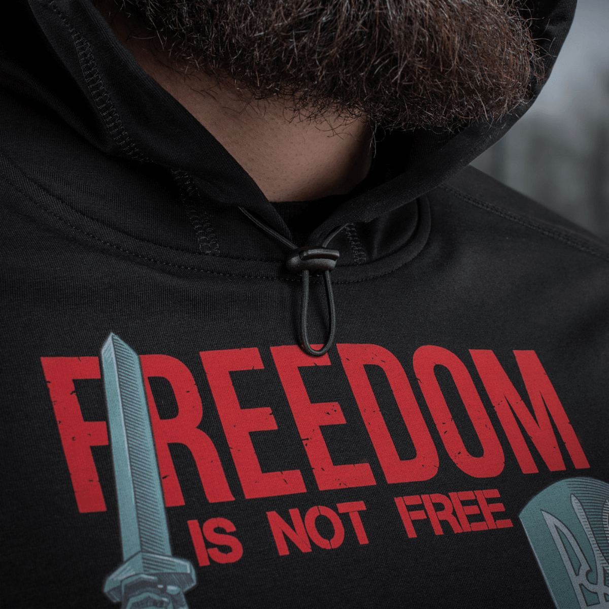 M-Tac Hoodie Freedom med "Freedom is Not Free" print, usædvanlig komfort, justerbar hætte, ideel til friluftsliv og hverdagsbrug.