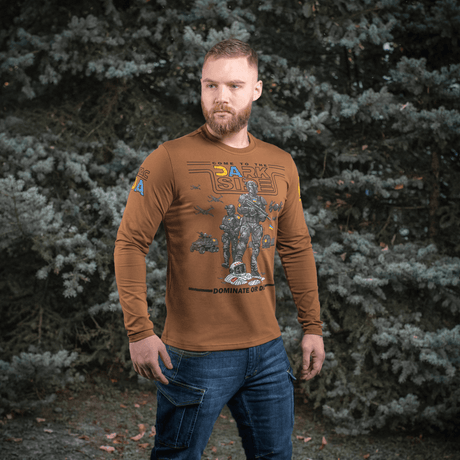 Mand iført M-Tac T-Shirt UA Side Langærmet i skovomgivelser