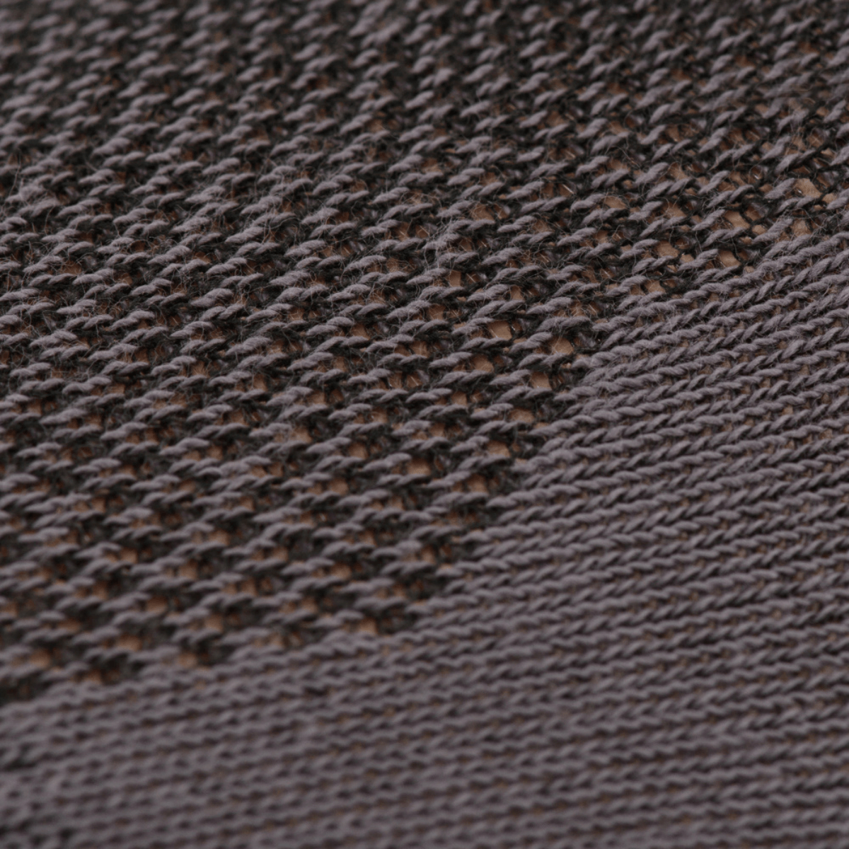 M-Tac Let Sommersokker med åndbart materiale, designet til komfort i varmt vejr, detalje af struktur.