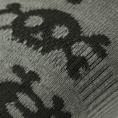 Detalje af M-Tac Let Sommersokker Pirate Skull med piratskalletryk, designet til løb og udendørs aktiviteter i varmt klima.