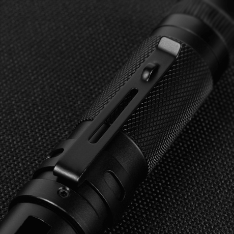 M-Tac Ficklampa A180 med justerbar riktning och magnet, närbild av detaljer. Aluminium, LED CREE XPG2, 140 lumen, 129 mm x 21 mm, 81 g.
