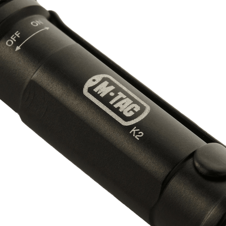 M-Tac Ficklampa K2, kompakt EDC-ficklampa i aluminium, 90 lumen, perfekt för nyckelknippa, stöt- och vattenresistent, 67 mm lång.