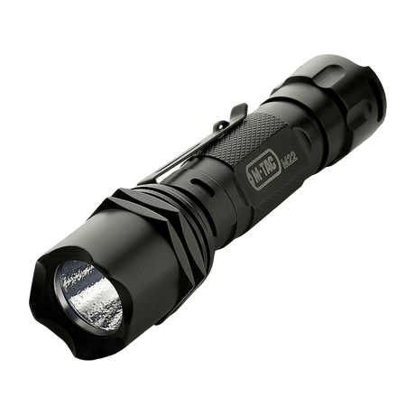 M-Tac Ficklampa M22-C taktisk LED-ficklampa i aluminiumlegering med 250 lumen ljusstyrka, svart design för inomhus- och utomhusbruk.