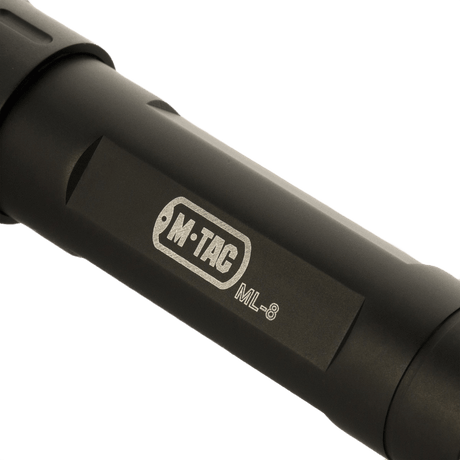 Kraftfull M-Tac ML-8 ficklampa i anodiserad aluminium, idealisk för utomhusbruk, damm- och vattenskyddad, upp till 800 lumen.
