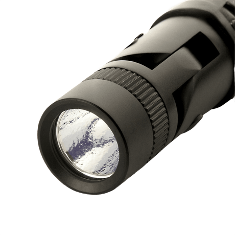 Närbild av M-Tac P180 med justerbart ljus och CREE XPG2 LED, ficklampa i aluminium med upp till 140 lumen och AA-batteridrift.