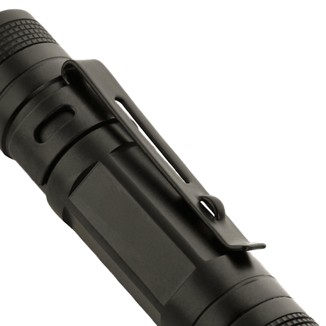 Närbild av M-Tac P21 i svart aluminium, kompakt design, idealisk för EDC-kit. Cree XR-E P4-WC LED, upp till 130 lumen, AA-batteri.