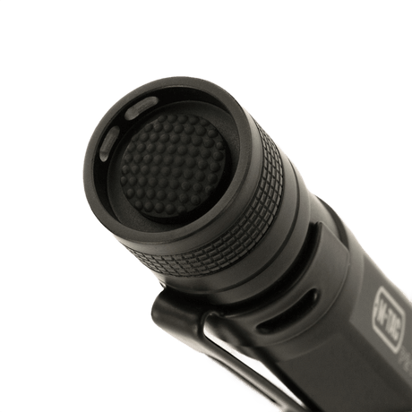 M-Tac P21 - kompakt och ljusstark LED-ficklampa i aluminium, idealisk för EDC och outdoor, med Cree XR-E P4-WC LED.