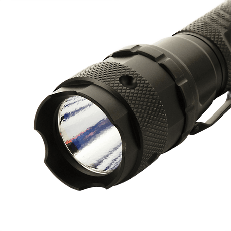 M-Tac P4 med LED-ljus och kraftig aluminiumkonstruktion, idealisk för taktiskt bruk och outdooraktiviteter, upp till 250 lumen.