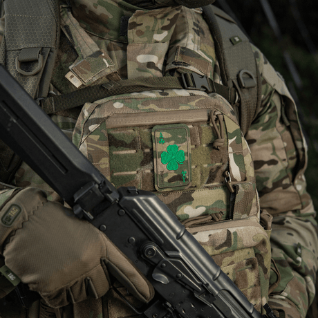 M-Tac Patch Lucky Card (Broderi) på camouflagejacka, broderat klöverblad, fäst med Velcro, hållbar Cordura 500D, symboliserar tur och skydd.