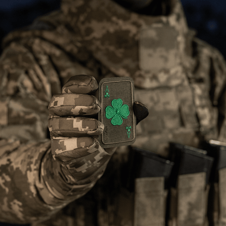 M-Tac Patch Lucky Card (Broderi) i Cordura 500D med klöverblad, hålls i handen. Perfekt för kläder, väskor eller utrustning.