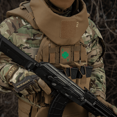 M-Tac Patch Lucky Card (Broderi) på militärutrustning med broderat klöverblad i Cordura 500D, symboliserar tur och skydd.