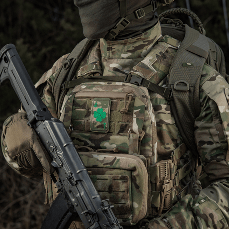 Militärkläder med M-Tac Patch Lucky Card (Broderi) med klöverblad, fäst med Velcro på kamouflageryggsäck.