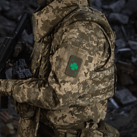 M-Tac Patch Lucky Card (Broderi) i Cordura 500D med broderat klöverblad symboliserar tur och skydd, på plagg.