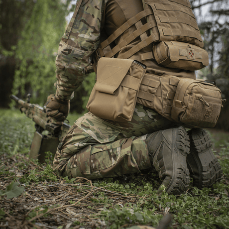 Soldat med M-Tac Pouch til M249 Cartridge Box Closed i fält, redo för stridsuppgifter med Cordura 500D-material