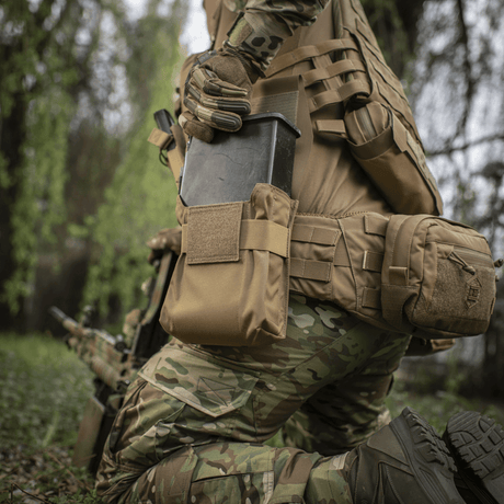 Soldat med M-Tac Pouch til M249 Cartridge Box Closed i möte med naturmiljö