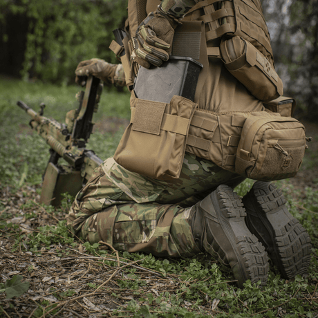 M-Tac Pouch til M249 Cartridge Box Closed monterad på taktisk utrustning under uppdrag i skogsområde