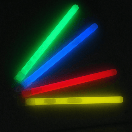 Flerfärgade M-Tac Glow Stick 15 cm, självständiga ljuskällor utan elektricitet, perfekta för att belysa eller markera områden.