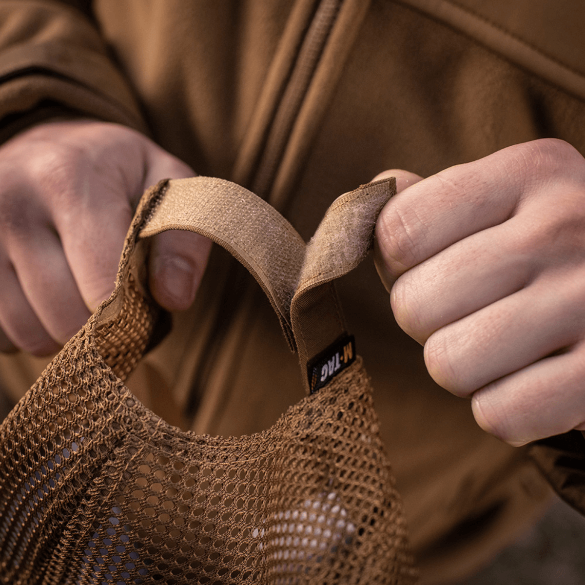 Nærbillede af M-Tac Mesh Flex Ripstop Baseball Cap med justerbar velcro-strop og mesh-paneler, der viser holdbarhed og ventilation.