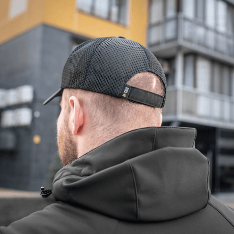 M-Tac Mesh Flex Ripstop Baseball Cap i mesh set bagfra, bæres af en person i sort jakke, viser justerbar Velcro-strop.