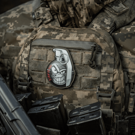 M-Tac Patch M67 Granat 3D PVC på taktisk väst, humoristisk design, militärfans, morale-patch, Velcro-fästning, militärutrustning