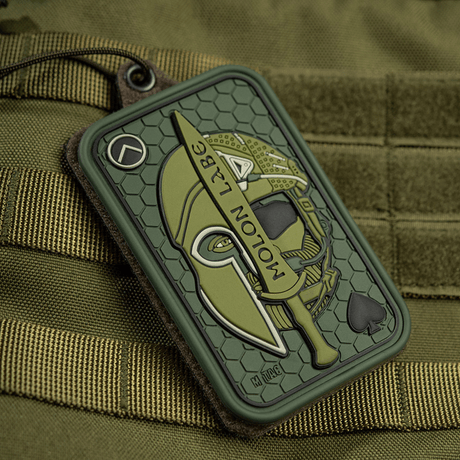 M-Tac Patch Molon Labe 3D PVC med spartansk hjälm och svärd, monterad på taktisk väska med Velcrofäste.
