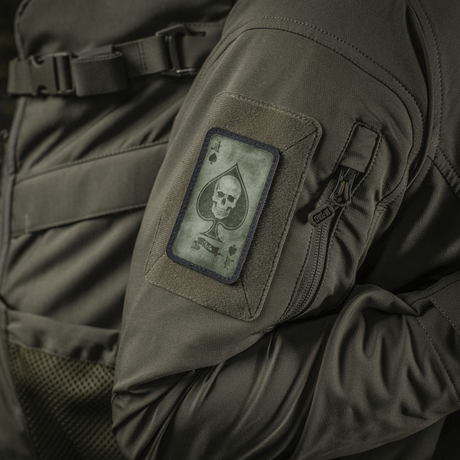 M-Tac Patch Ace of Spades moralepatch på jacka, visar spader ess med dödskallesymbol. Storlek: 87 x 54 mm, material: Cordura 500D, montering: velcro.