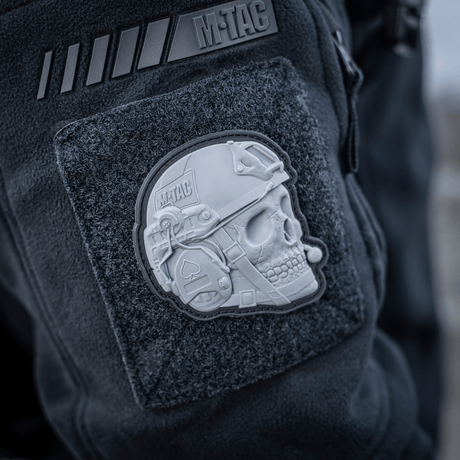 M-Tac Patch Operator 3D PVC på jacka med realistisk design, Velcro-fäste, perfekt som morale patch. Storlek ca. 6 x 7 cm.